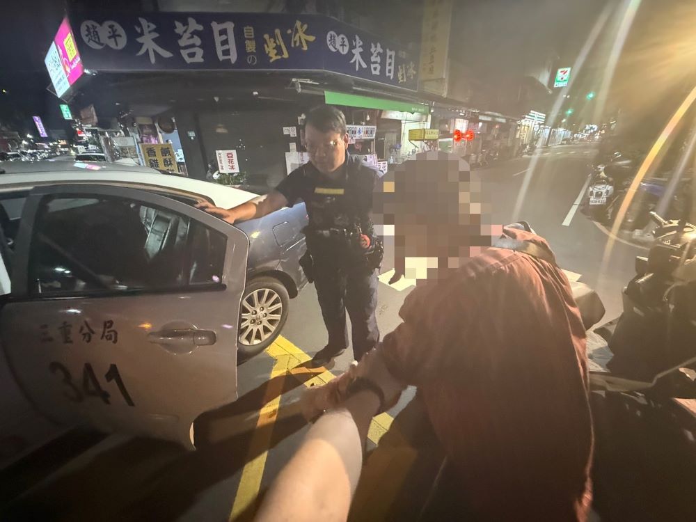 敬老卡找出身分 三重警助深夜迷途翁返家 2 《圖說》三重警扶持老翁上巡邏車帶回所等候家屬帶返家。〈三重分局提供〉