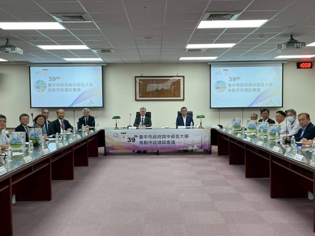 中市府攜手中部各大學 建置以人為本、全齡照護的失智友善健康城市 1 中市府攜手中部大學 打造全齡照護的失智友善健康城市