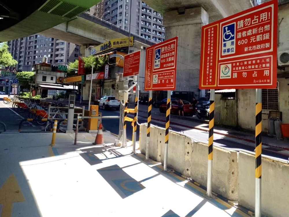 新北市2處機車停車場8/1起全新啟用 2 《圖說》新店能仁街橋下機車停車場內照片。〈交通局提供〉