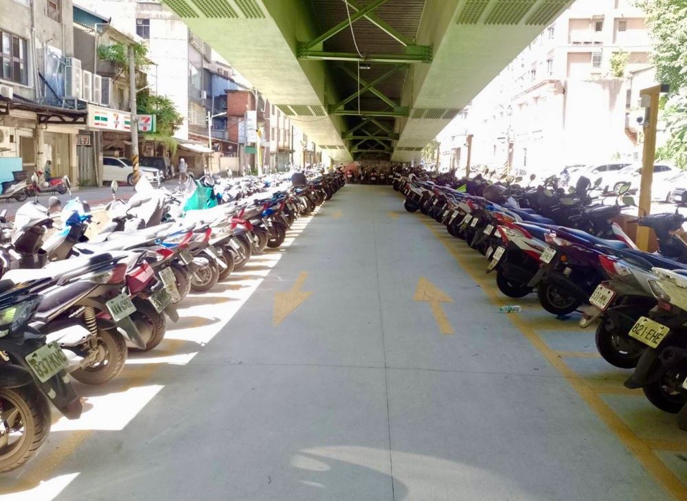 新北市2處機車停車場8/1起全新啟用 3 《圖說》新店能仁街橋下機車停車場內照片。〈交通局提供〉