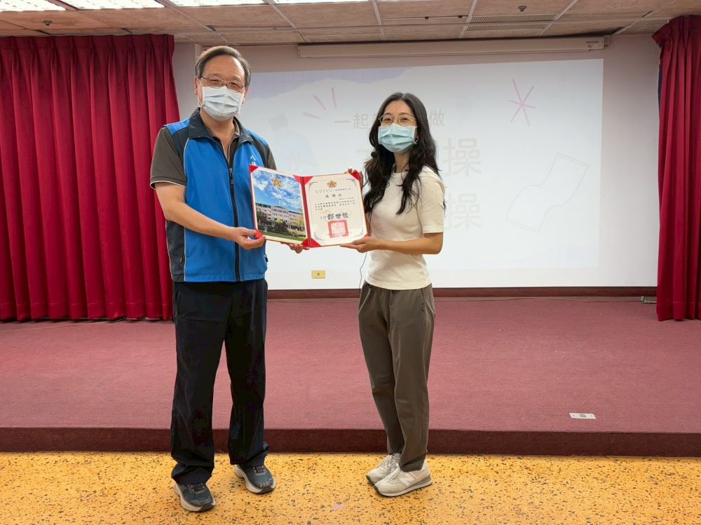 肢體運動操講座健康動起來 八德榮家長輩受益多 1 《圖說》八德榮家主任酆世俊(左)感謝職能治療師安桃米(右)透過實作充實工作人員健康專業知能。〈八德榮家提供〉