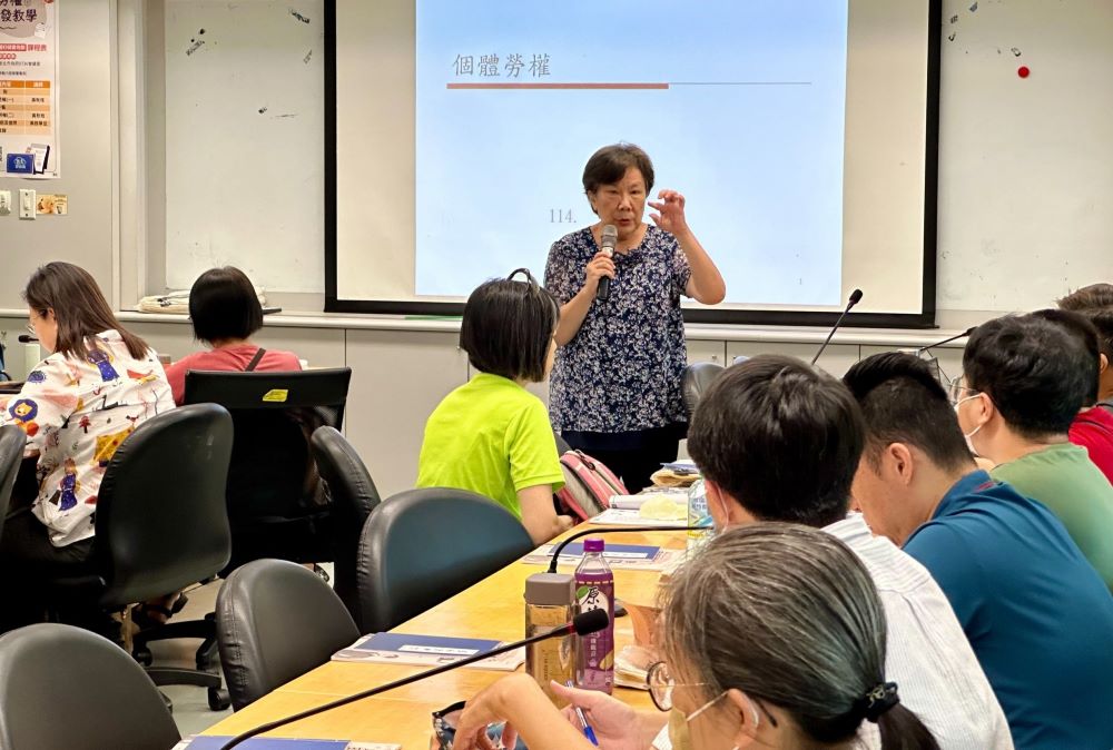 強化青少年勞動素養 新北國高中勞權種籽師資培訓營開訓 3 《圖說》個體勞權課程講師黃秋桂授課情形。〈勞工局提供〉
