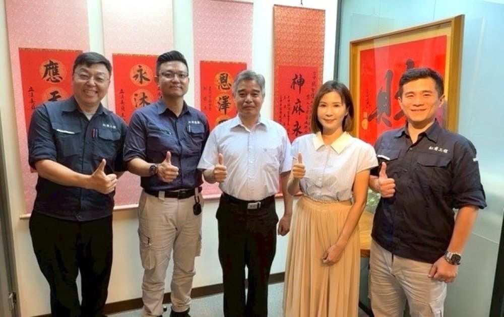 攜手拓就業新路 新北榮邀企業晉用退除役官兵 1 《圖說》林振生處長〈中〉與吳宥鋐總經理及公司幹部交流產業人才需求,並邀請虹甫能源科技參與屆退官兵徵才活動。〈新北榮服處提供〉
