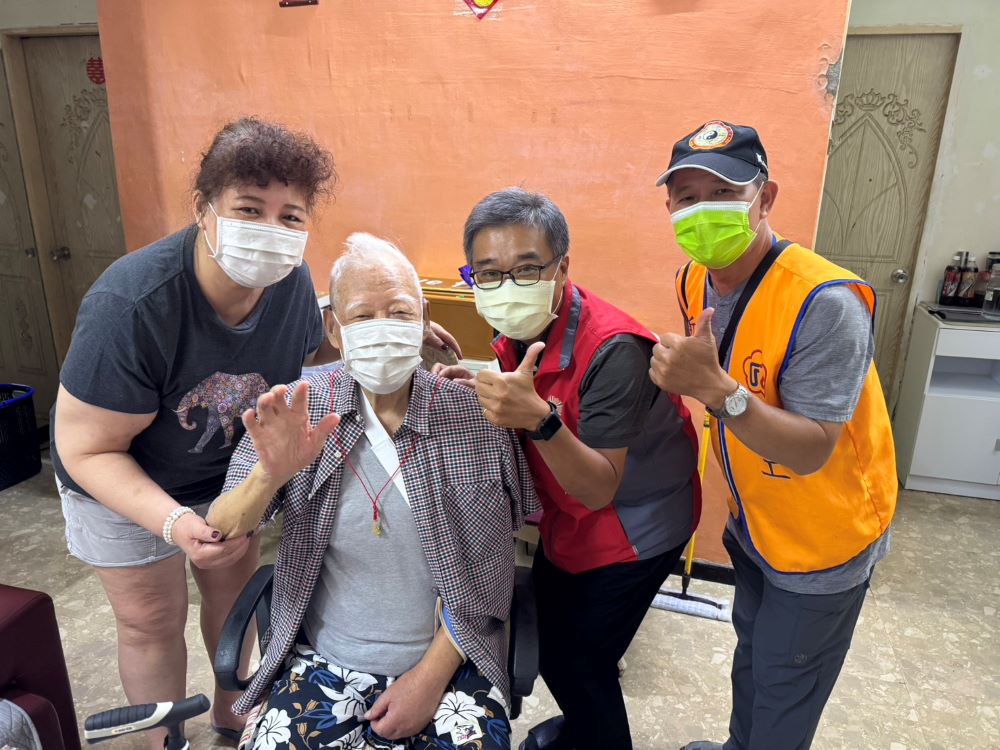 榮民在哪服務到哪 新北榮以行動關懷需要者 1 《圖說》李毓錫副處長(右二)致贈李伯伯(左二)輔導會百歲金飾。〈新北榮服處提供〉