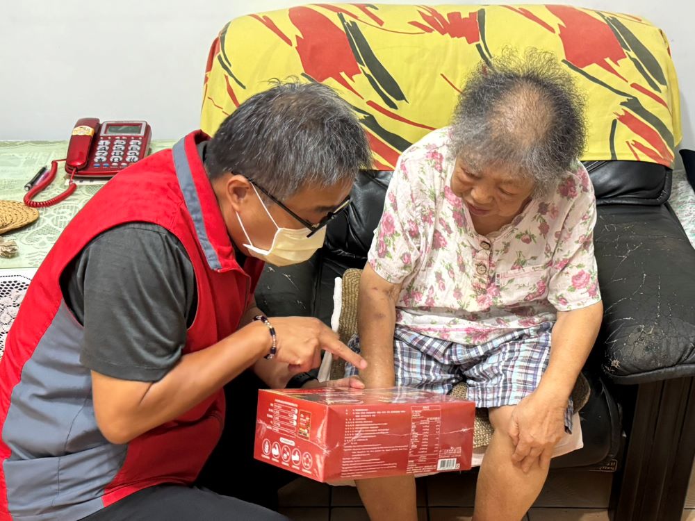 榮民在哪服務到哪 新北榮以行動關懷需要者 4 《圖說》李毓錫向徐阿姨解說營養品使用方式(圖右) 。〈新北榮服處提供〉