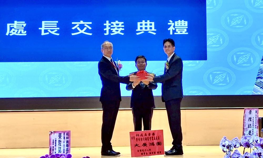 台電北南區處長交接 楊顯輝榮退 林蒼喬接棒 1 《圖說》台電北南區處新卸任處長交接典禮,由配售電事業部副總經理陳銘樹(中)擔任監交人,卸任處長楊顯輝功成身退(左),台電北南區處處長由林蒼喬(右)接任。〈台電北南區處提供〉