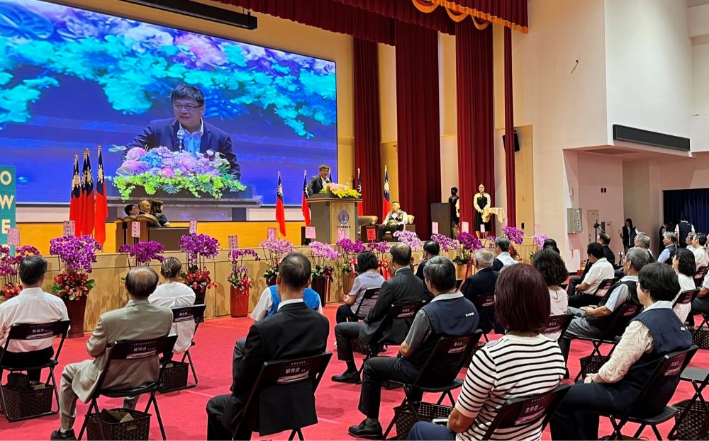 台電北南區處長交接 楊顯輝榮退 林蒼喬接棒 3 《圖說》台電北南區處舉辦新卸任處長交接典禮,在眾多貴賓及本處同仁觀禮下完成交接儀式,場面隆重溫馨。〈台電北南區處提供〉