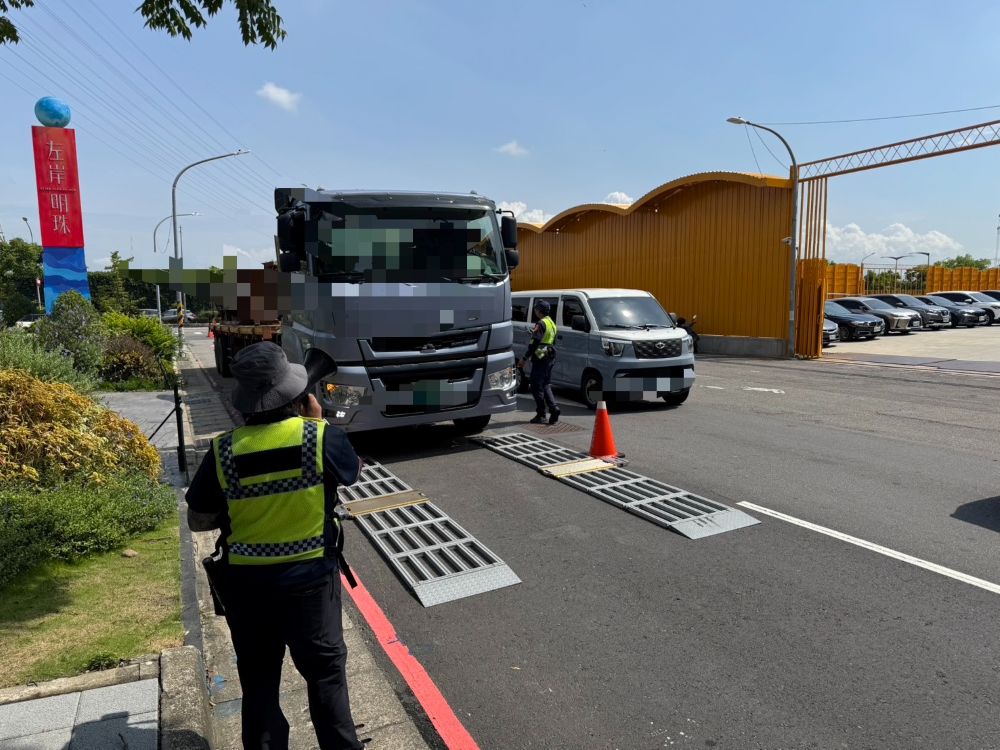 《圖說》 中和警為維持暑期交通秩序，以保障機車騎士及行人安全，持續強力執行「取締大型車各項違規」、「車輛不停讓行人通行」等勤務。〈 中和分局提供〉