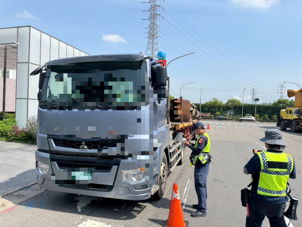 《圖說》 中和警昨日針對環河西路、中正路、連城路等易肇事路段，加強取締違規大型車輛。〈 中和分局提供〉