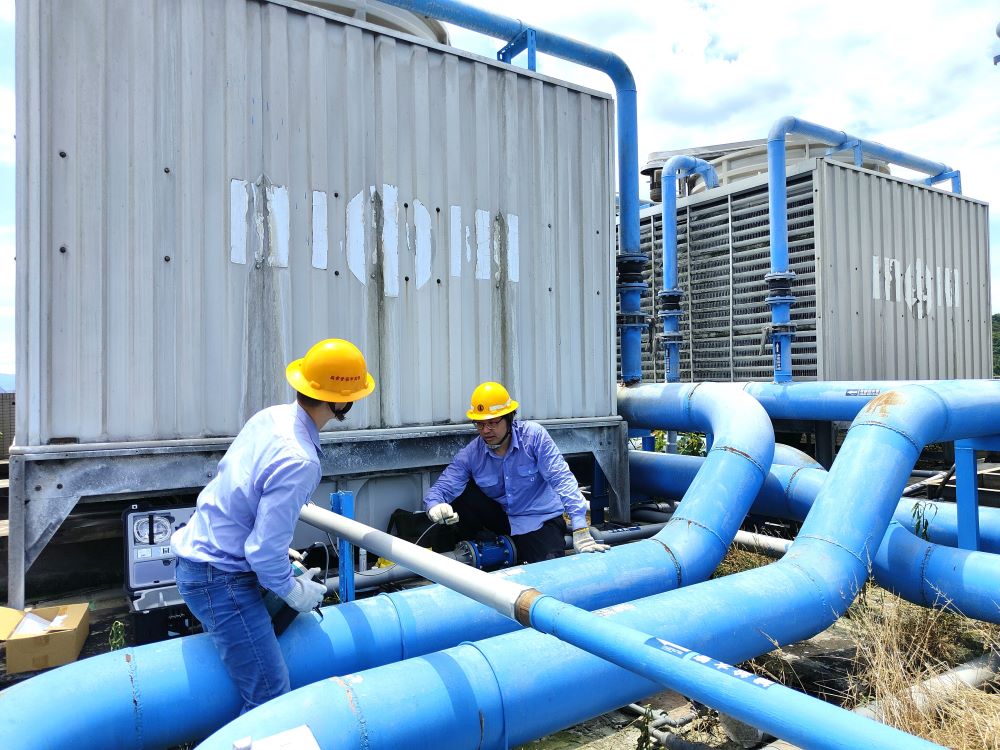 響應深度節能 台電北市區處攜手樂生療養院淨零碳排 3 《圖說》台電北市區處節能服務課人員針對空調系統設備,以專業儀器量測及分析各項耗能設備。〈台北市區處提供〉