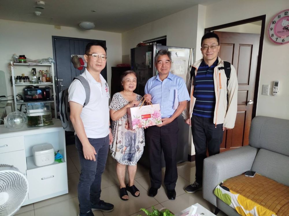實地關懷榮民眷 林振生慰訪林口社區長輩 1 《圖說》林振生處長(右2) 偕同上校轉任之謝尚致秘書(右1)及林文琪專員(左1) ,訪視關懷榮眷陳阿姨(左2),並致贈營養品。〈新北榮服處提供〉
