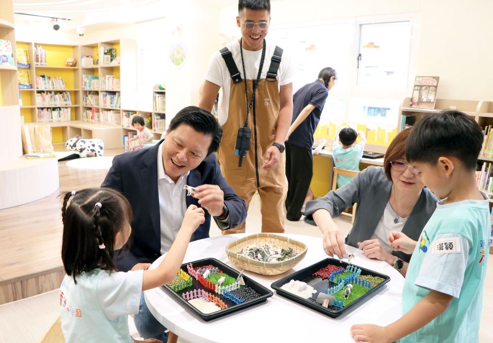歷經10個月優化 蘆洲永平分館驚艷變身 3 《圖說》朱惕之、張䕒育與小朋友開心玩跳棋。〈新北市圖提供〉