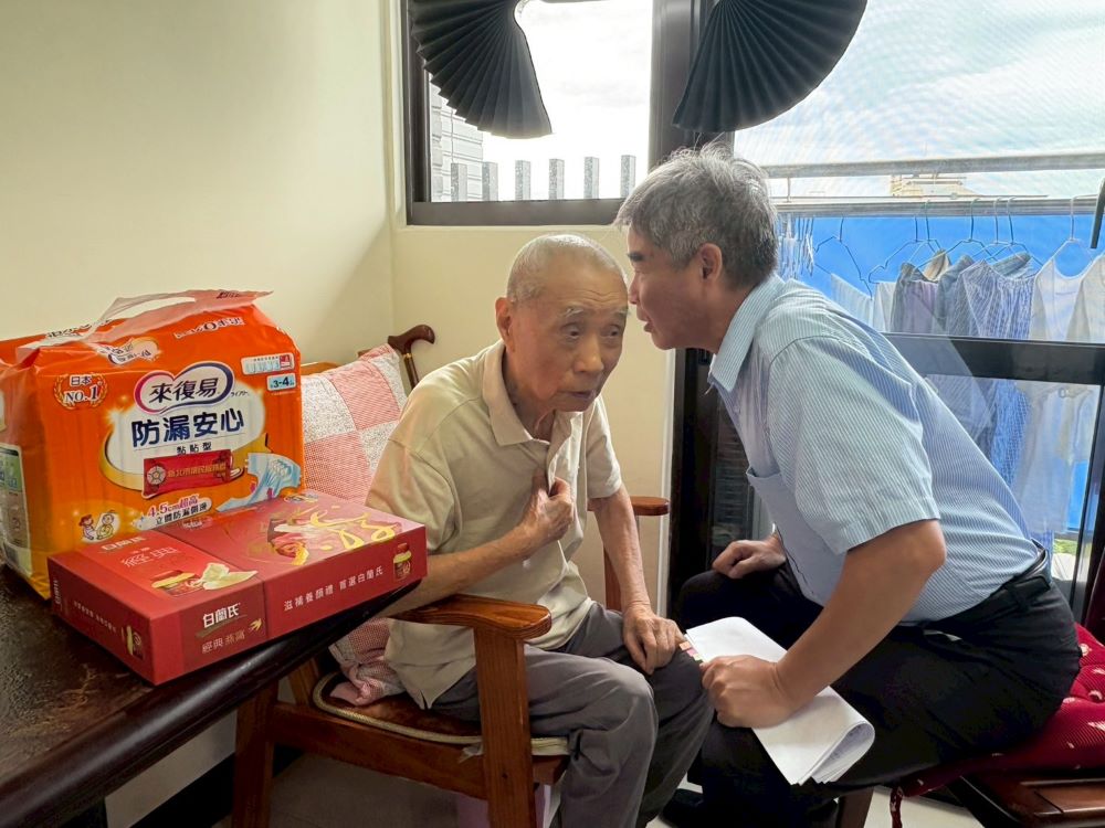 實地關懷榮民眷 林振生慰訪林口社區長輩 2 《圖說》林振生(右)關懷榮民張伯伯(左),並致贈營養品。〈新北榮服處提供〉