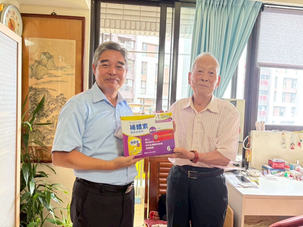 實地關懷榮民眷 林振生慰訪林口社區長輩 3 《圖說》林振生(左)關懷榮民馮伯伯(右),並致贈營養品。〈新北榮服處提供〉
