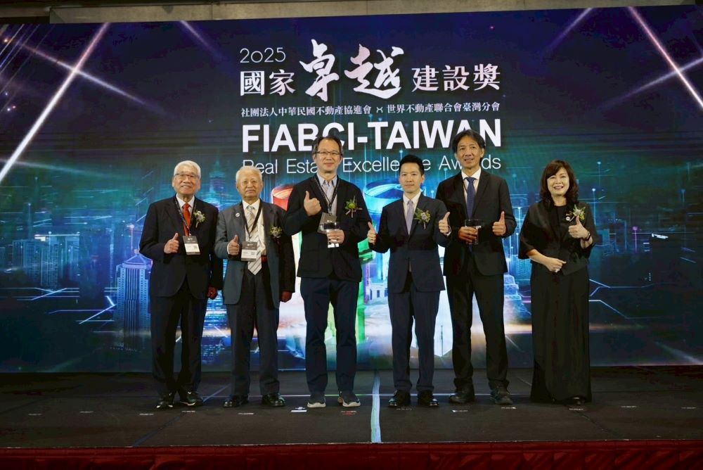 擁抱6大獎 新北社宅獲國家卓越建設獎肯定 1 《圖說》2025國家卓越建設獎新北市城鄉局榮獲6項大獎,由周繼祖〈左三〉副局長代表領獎。〈城鄉局提供〉