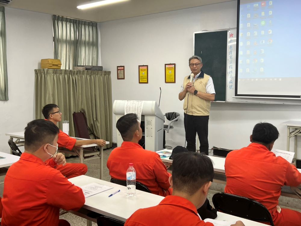 輔導會攜手基隆榮服處為船員養成班說明退除役官兵權益 2 《圖說》國軍退除役官兵輔導委員會就學就業處蘇凌霄簡任視察為袍澤說明輔導政策。〈基隆榮服處提供〉