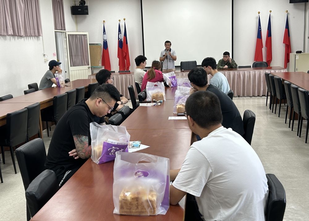 出席入營座談 何中南溫馨提示注意事項 1 〈圖說〉宜蘭縣軍人服務站長何中南參加宜蘭市「徵屬有約-新兵入營座談會」,溫馨提示注意事項。〈宜蘭軍服站提供〉
