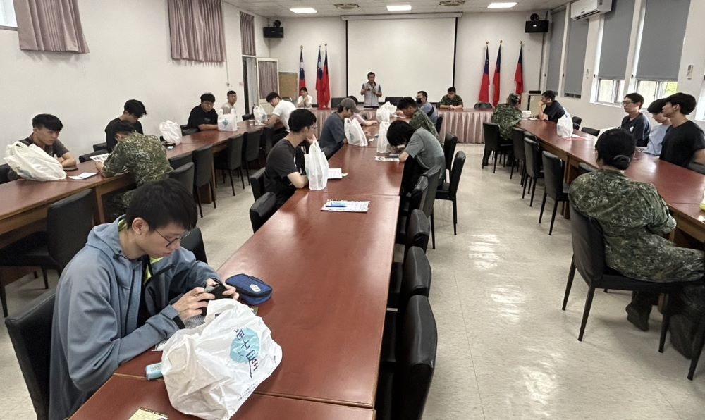 《圖說》宜蘭縣軍人服務站長何中南參加宜蘭市公所「與徵屬有約-新兵入營座談會」說明注意事項。〈宜蘭軍服站提供〉