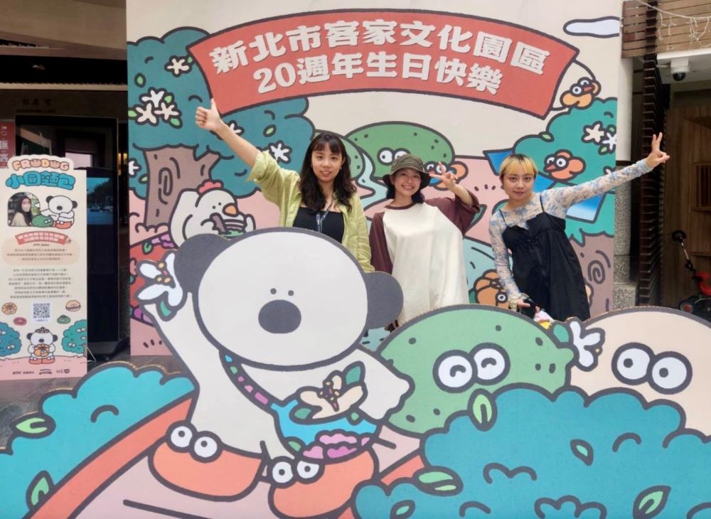 《圖說》小圓麵包打卡氣偶打卡新熱點！和小圓麵包一起留下屬於你的客家日常生活。〈客家局提供〉