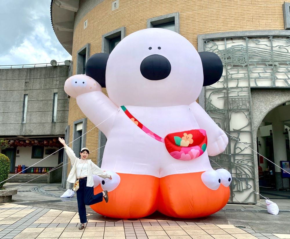 《圖說》小圓麵包聯名限定立體打卡牆客家日常不只可愛，還超好拍，快來留下你的20週年回憶。〈客家局提供〉