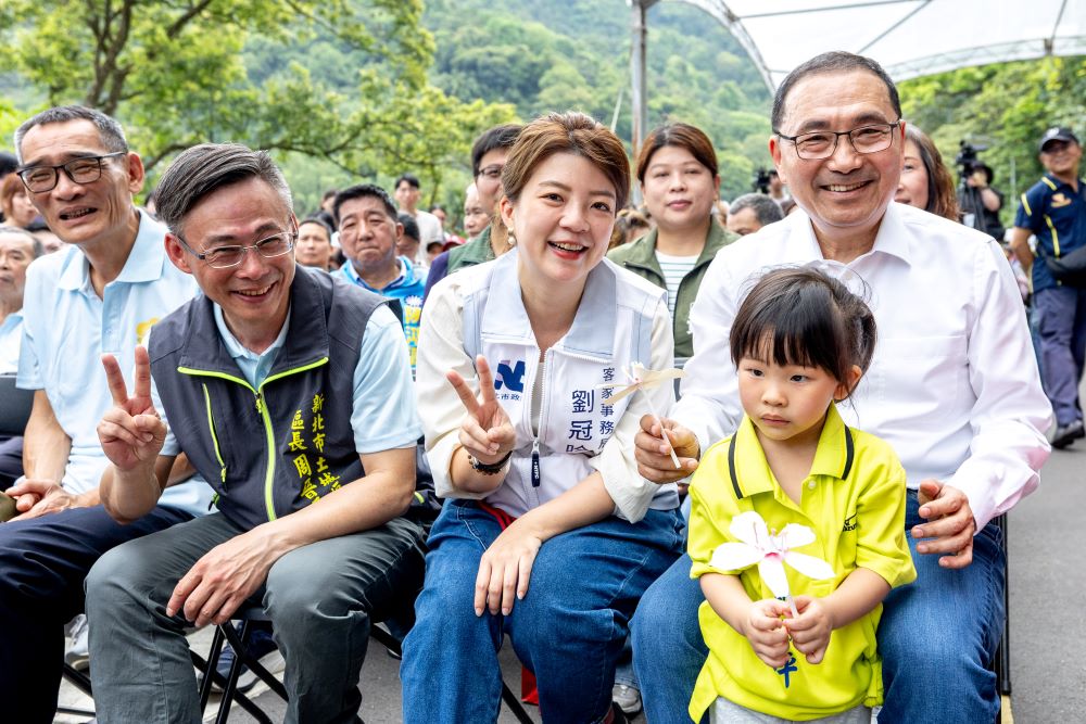 讓文化、產業、青年紮根 新北客家文化園區2.0願景 1 《圖說》市長侯友宜與客家局長劉冠吟以及各長官貴賓參與114年桐花祭。〈客家局提供〉