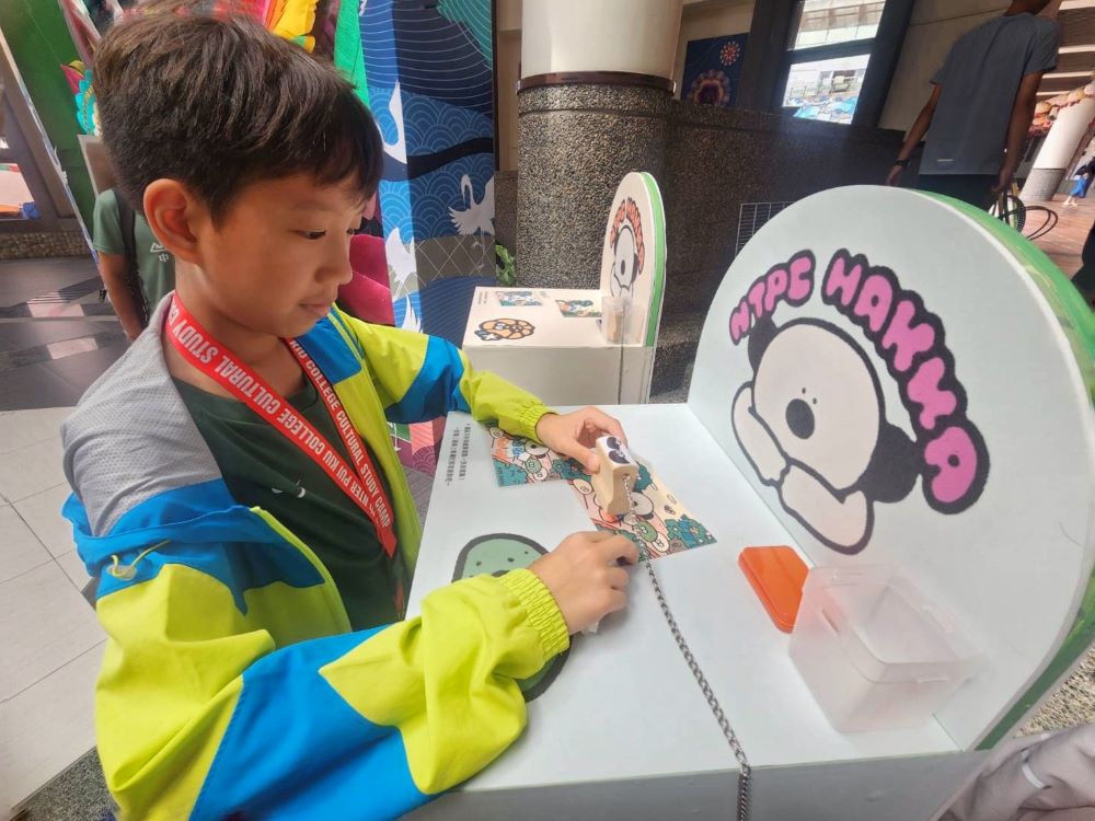 《圖說》小圓麵包聯名限定立體打卡牆客家日常不只可愛，還超好拍！快來留下你的20週年回憶。〈客家局提供〉