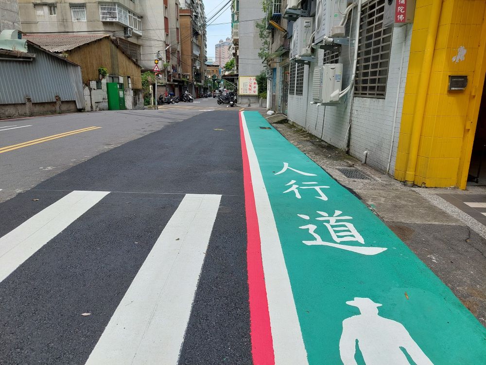巷道拓寬活化升級 永和區信義路人車分流無煩惱 2 《圖說》永和區信義路91巷長期遭到占用且缺乏人行空間,養工處重新整頓活化作為標線型人行步道及行穿線,近日已完工啟用。圖為完工改善後。〈工務局提供〉