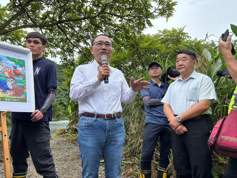 視察汐止白匏湖復育、康寧街拓寬 侯肯定工務局成果 1 《圖說》侯友宜市長(左二)對於工務局在繼三貂嶺生態隧道之後,再度以維護自然生態為原則閈發白匏湖,表示非常欣慰,右一為工務局長馮兆麟。〈工務局提供〉