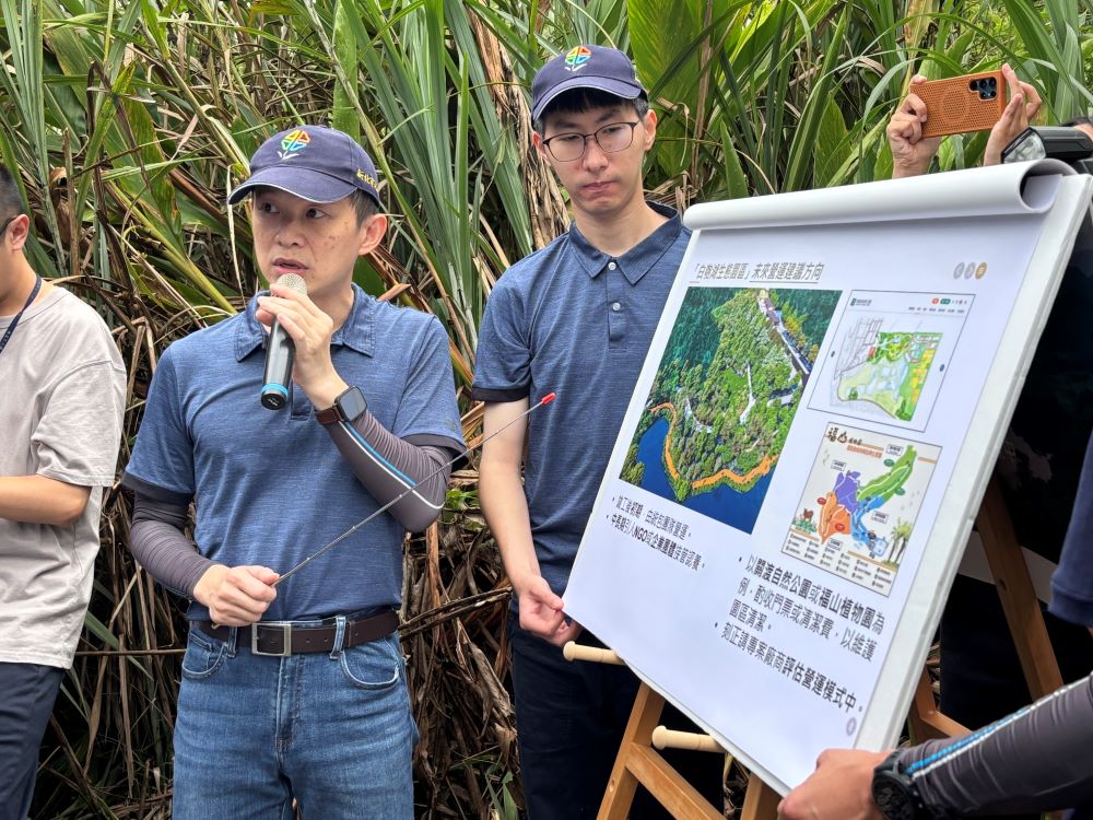 視察汐止白匏湖復育、康寧街拓寬 侯肯定工務局成果 3 《圖說》工務局副總工程司鄔豪中簡報說明白匏湖未來規劃生態園區的內容。〈工務局提供〉