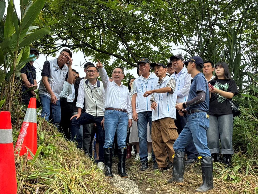 視察汐止白匏湖復育、康寧街拓寬 侯肯定工務局成果 2 《圖說》侯友宜市長(左三)視察汐止白匏湖,在場與里長們討論交流意見。〈工務局提供〉