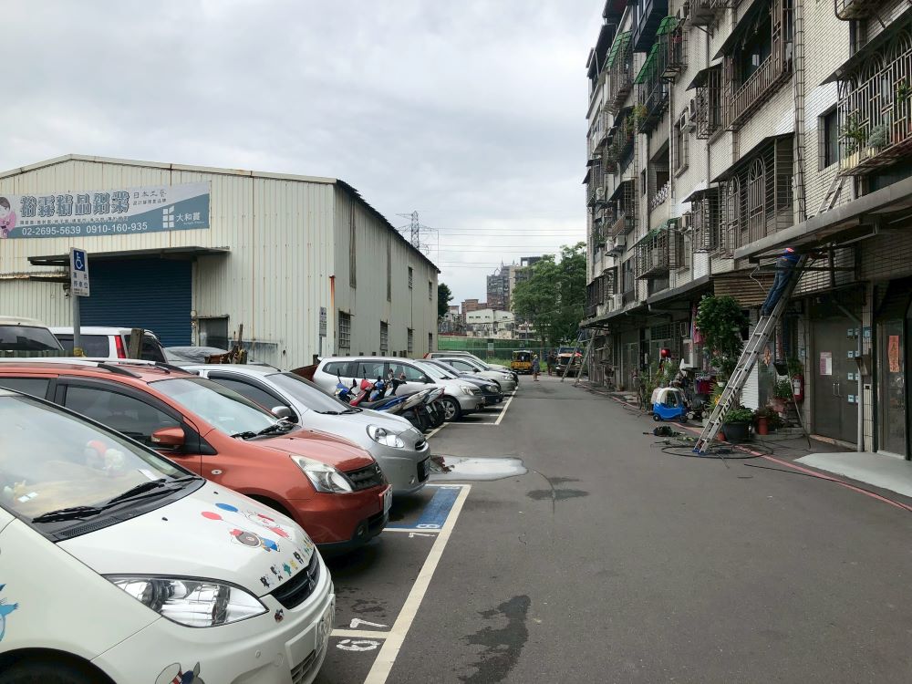 視察汐止白匏湖復育、康寧街拓寬 侯肯定工務局成果 5 《圖說》汐止康寧街第三期工程整頓荒廢的綠地,並打通瓶頸道路,重新打造為景觀步道、人行道及機車停車格位。左圖為改善前。〈工務局提供〉