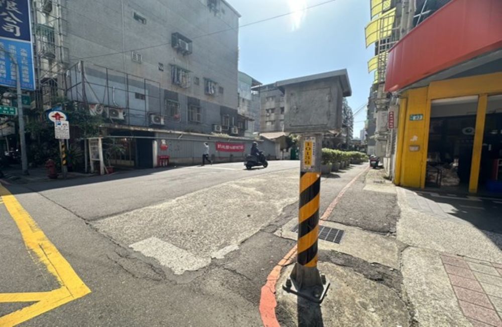 巷道拓寬活化升級 永和區信義路人車分流無煩惱 1 《圖說》永和區信義路91巷道遭擺放花盆,缺乏完善的人行環境,影響周邊居民及學生通行安全。圖為施工改善前。〈工務局提供〉