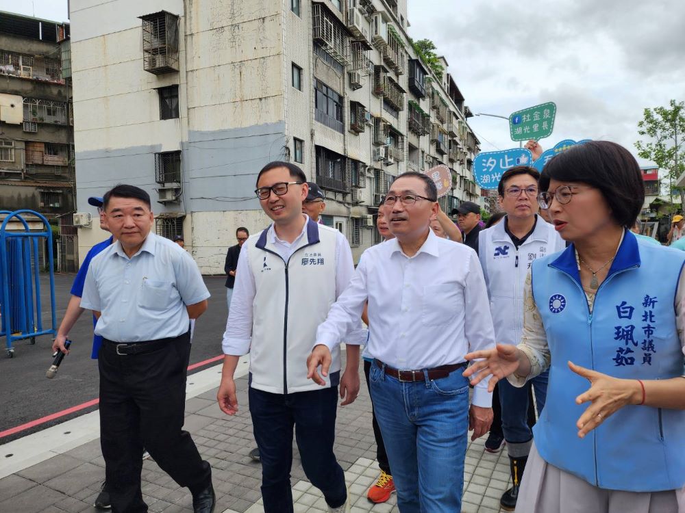 視察汐止白匏湖復育、康寧街拓寬 侯肯定工務局成果 4 《圖說》侯友宜市長在工務局長馮兆麟(左一)等人陪同下,視察汐止康寧街第三期改善工程的成果。〈工務局提供〉