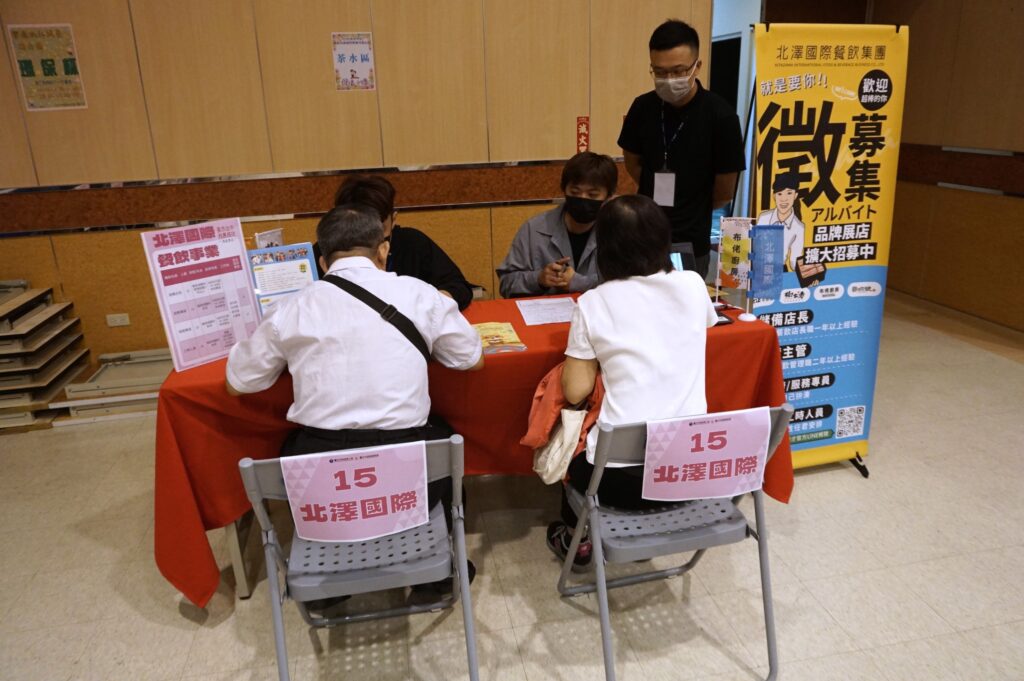 攜手5大企業 中市勞工局推出無紙化徵才 1 廠商現場面試情形 0