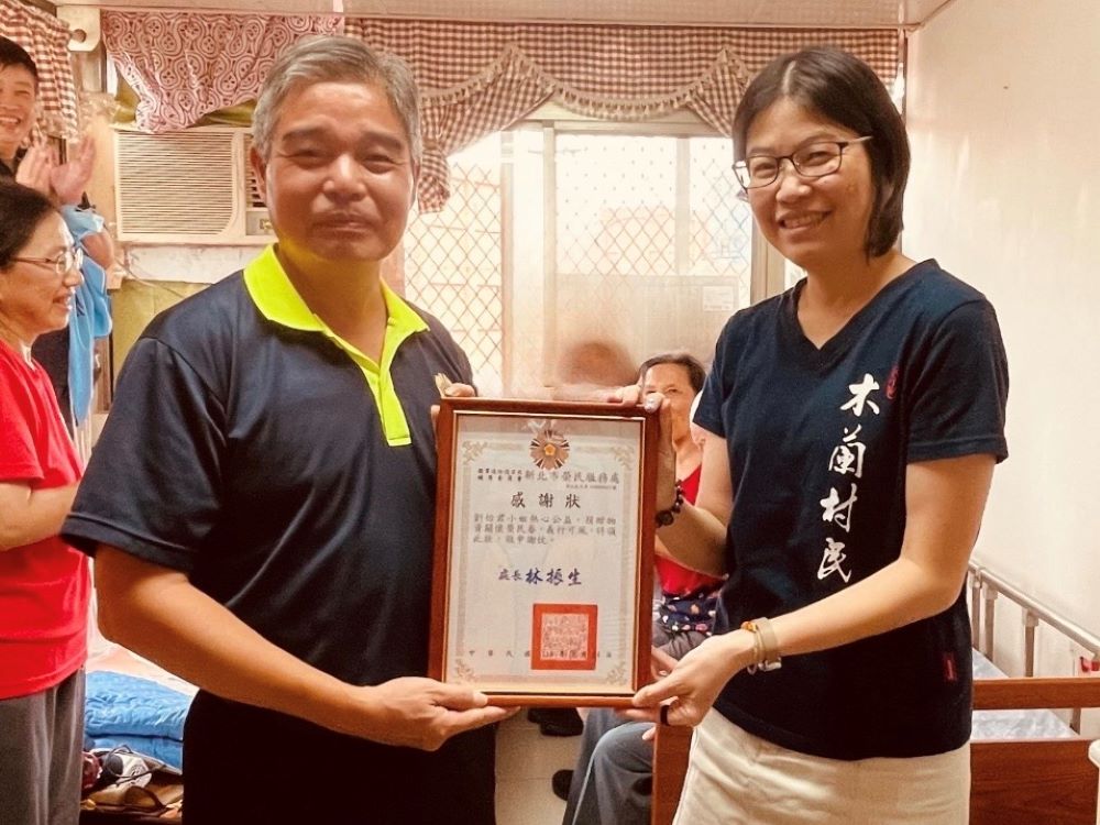 提升榮民居家生活品質 新北榮服處攜手社團贈電動床 2 《圖說》林振生(左二)致贈中華熱心發展協會感謝狀,由協會幹部劉怡君(右)代表受贈。〈新北榮服處提供〉