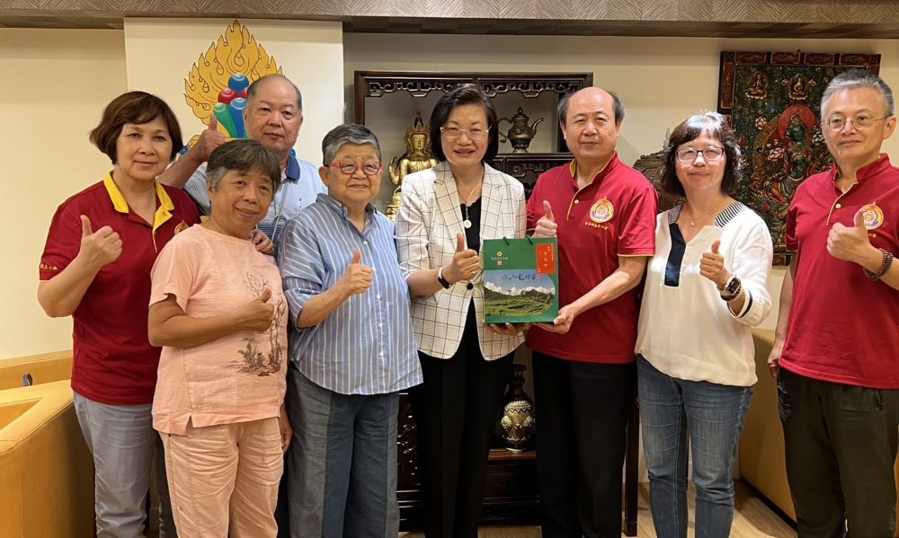 《圖說》新北市社會局長李美珍致贈紀念品由正心會卓志揚理事長代表接受。〈記者葉柏成攝〉