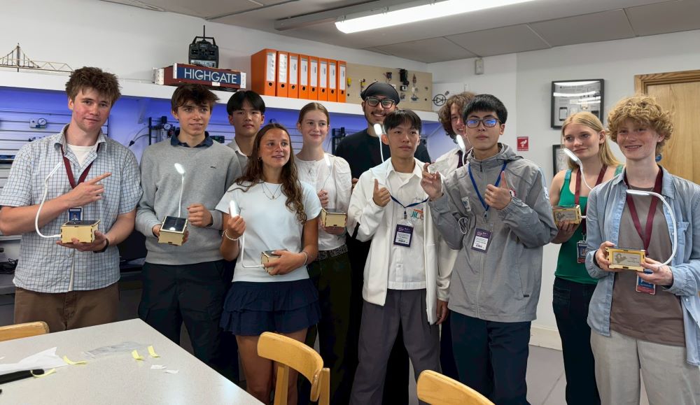 2千萬打造五大戰略 新北技職全面接軌全球職場 2 《圖說》學生於Highgate School與該校學伴共創「太陽能燈箱」永續行動方案。〈教育局提供〉