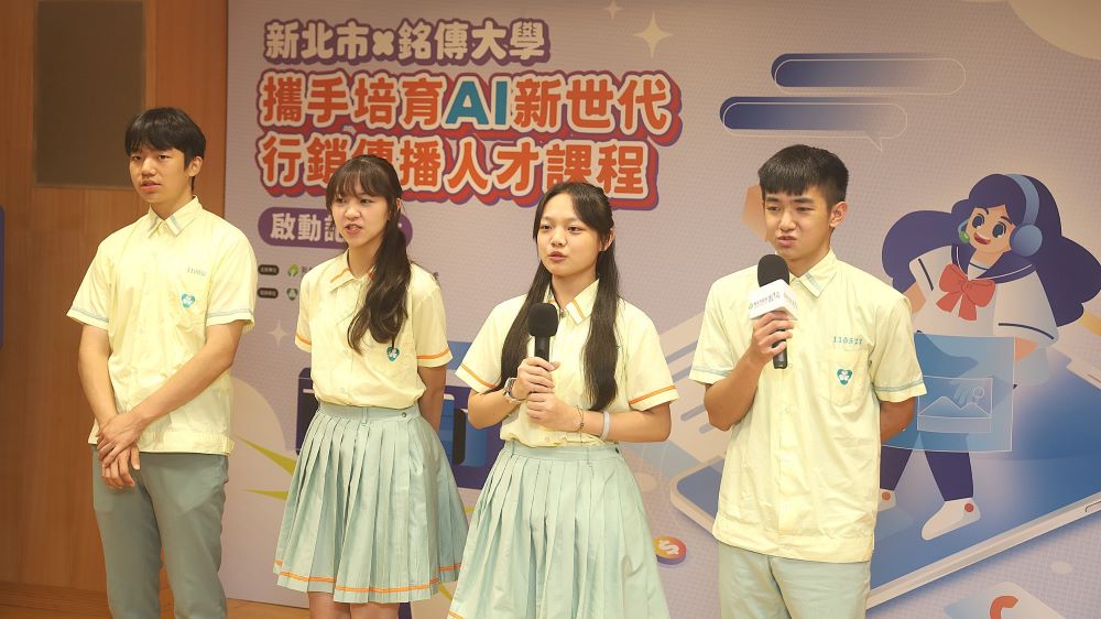 打造AI行銷傳播基地 新北攜手銘傳引領高中職涯探索未來 3 《圖說》新北高中學生介紹AI新世代「行銷傳播」等跨域實作課程。〈教育局提供〉