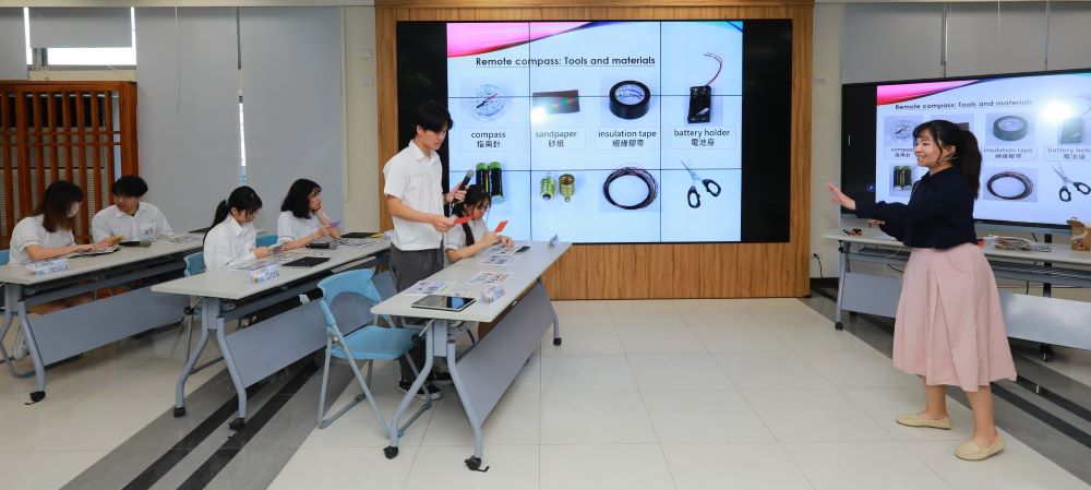 2千萬打造五大戰略 新北技職全面接軌全球職場 4 《圖說》新北高工自然科黃心盼老師演示電流磁效應雙語課程。〈教育局提供〉