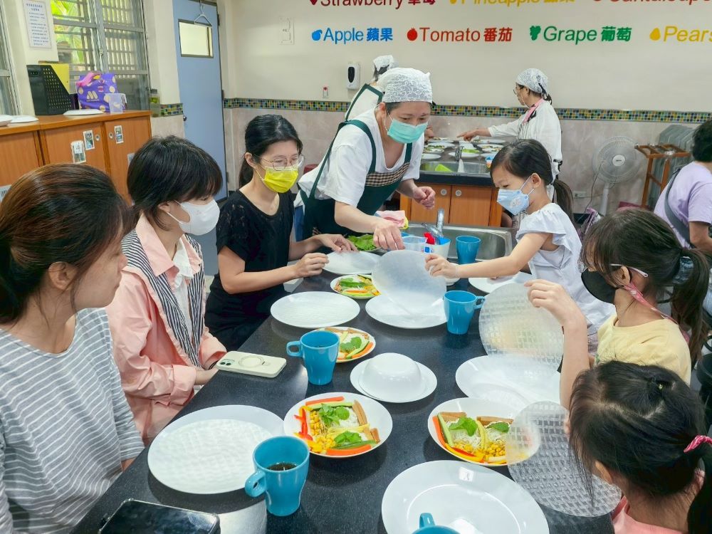 六都第一 新北再登五星食育城市 4 《圖說》永平國小辦理食育親子育樂營,讓學童體驗製作料理,將食育教育向下扎根。〈教育局提供〉