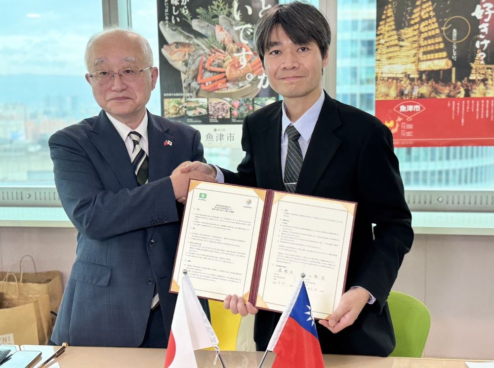 新北教育國際連線再升級 三階段啟動中小學海外課堂交流 1 《圖說》雙向交流雙方代表於簽署MOU完成後,握手互動象徵臺日友好,教育局專委何茂田,左漁津市教育委員會教育長山瀨敬。〈教育局提供〉