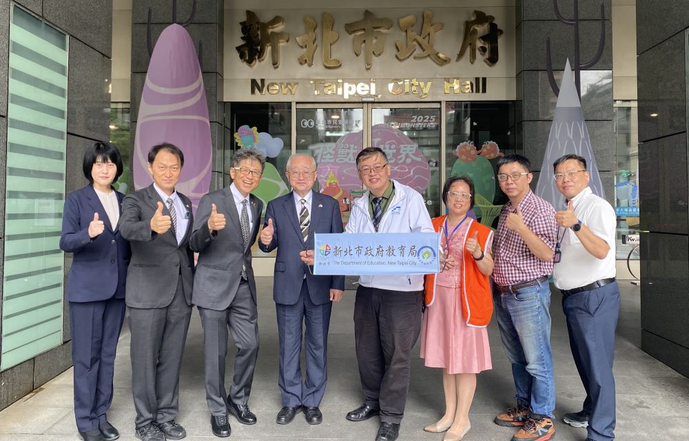 新北教育國際連線再升級 三階段啟動中小學海外課堂交流 2 《圖說》魚津市教育左一委員會山瀬敬教育長(左四)、魚津市產業建設部商工觀光課課長高森哲也(左二)、魚津市教育委員會教育總務課折川直子主查(左一)、富山縣立大學清水義彥副教授(左三),由新北市教育局新民科代理科長盧柏安(右四)代表歡迎。〈教育局提供〉