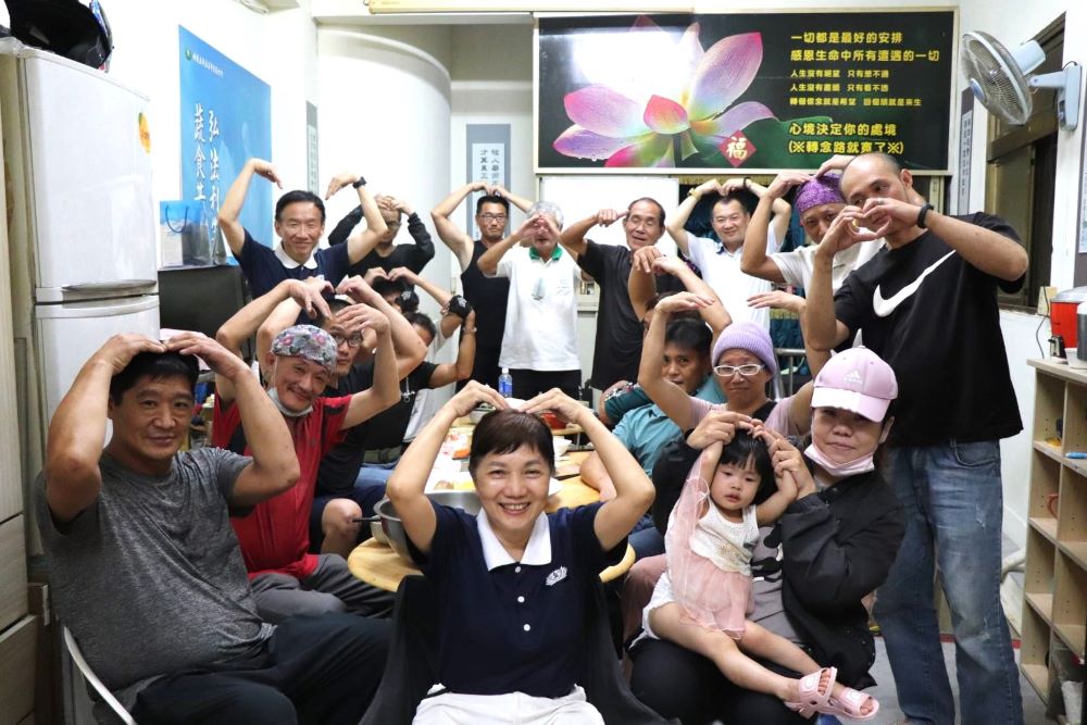 回歸社會重生之路 更生人從「心」築夢全「薪」人生 1 《圖說》陳岳良(後排右一)自身也是更生人創立玖玖工程行,提供更生人工作及住宿,使更生人從「心」出發,築夢全「薪」。〈新北分會提供〉