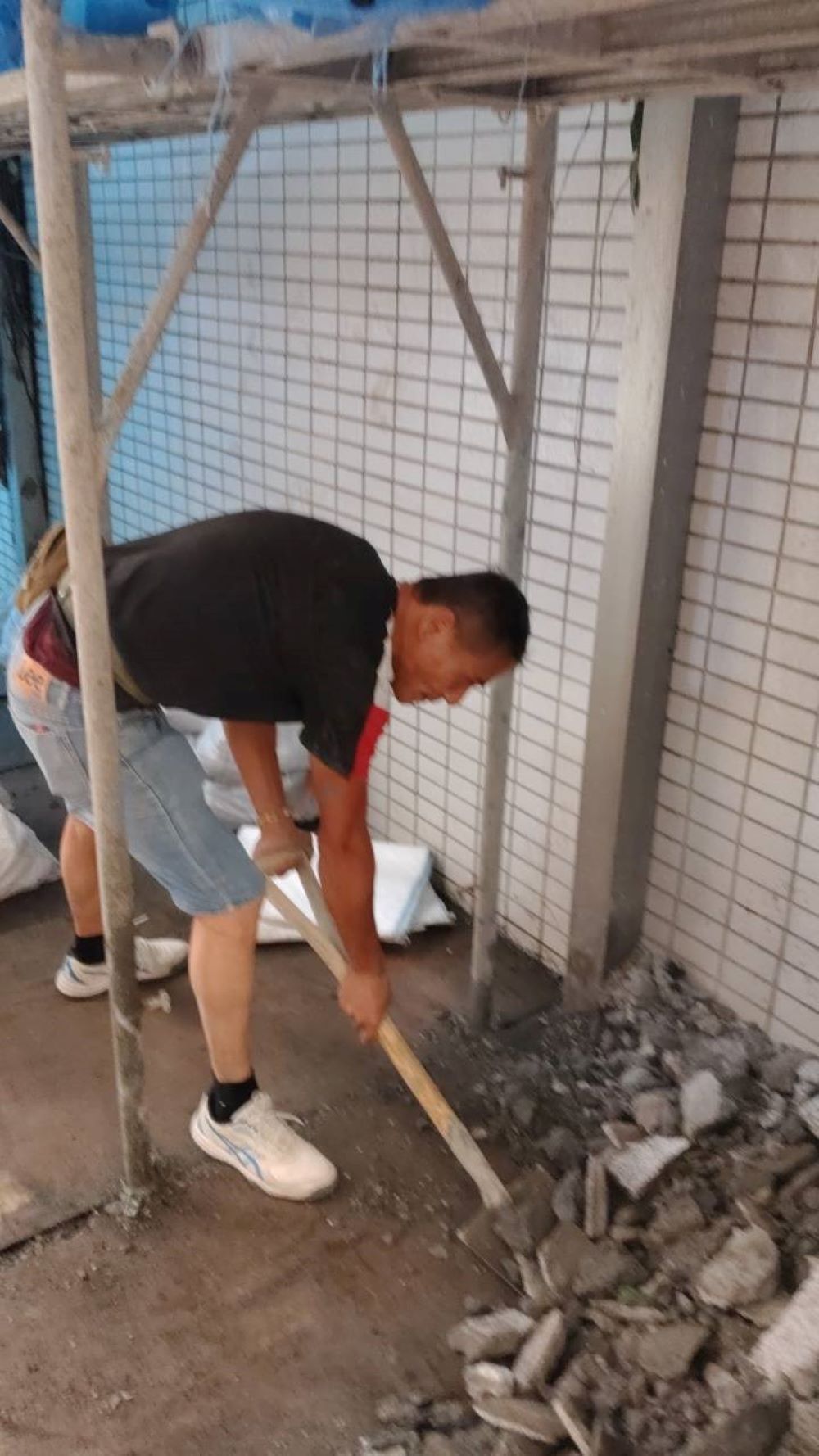 回歸社會重生之路 更生人從「心」築夢全「薪」人生 2 《圖說》更生人阿嘉透過臺灣更生保護會新北分會轉介至玖玖工程行工作及住宿,雖然辛苦但腳踏實地憑著自己的雙手賺取正正當當的薪水,就是不願再走回頭路。〈新北分會提供〉