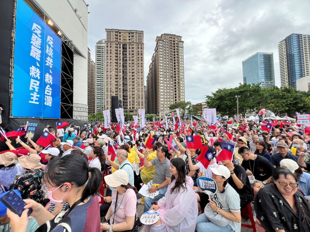 《圖說》「726不同意罷免 新北愛國者行動」，儘管天候不佳，但現場氣氛依舊熱烈，展現出不畏風雨、不懼挑戰的決心。〈曾煥嘉服務處提供〉