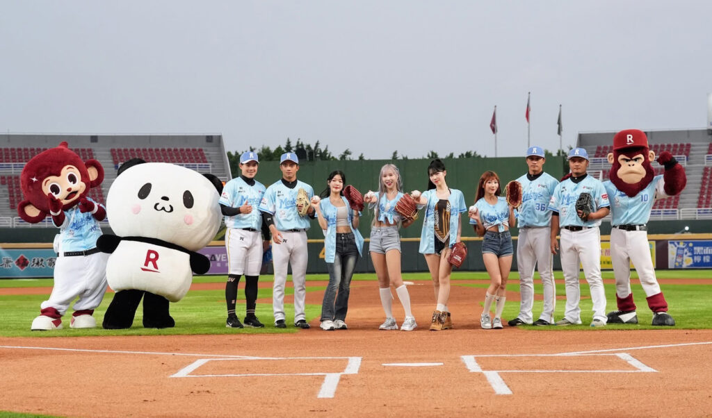 隻魚文創全新話題出擊!女團+韓星+啦啦隊甜心 四美同框夢幻開球引爆樂天主場 1 李瑩珠、LUVSSIRina、LUVSSI(Song、甜心