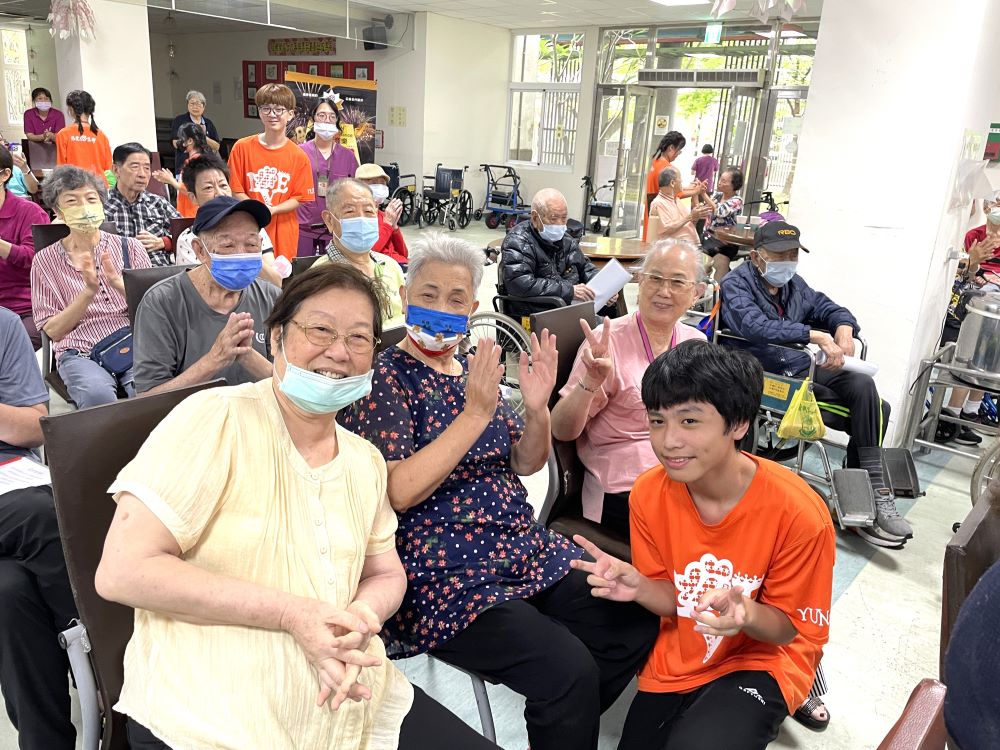 閃耀「凡星」照亮板橋榮家 音樂盛宴擁抱長輩 3 《圖說》榮家長輩開心與凡星樂團青少年合影留念。〈板橋榮家提供〉