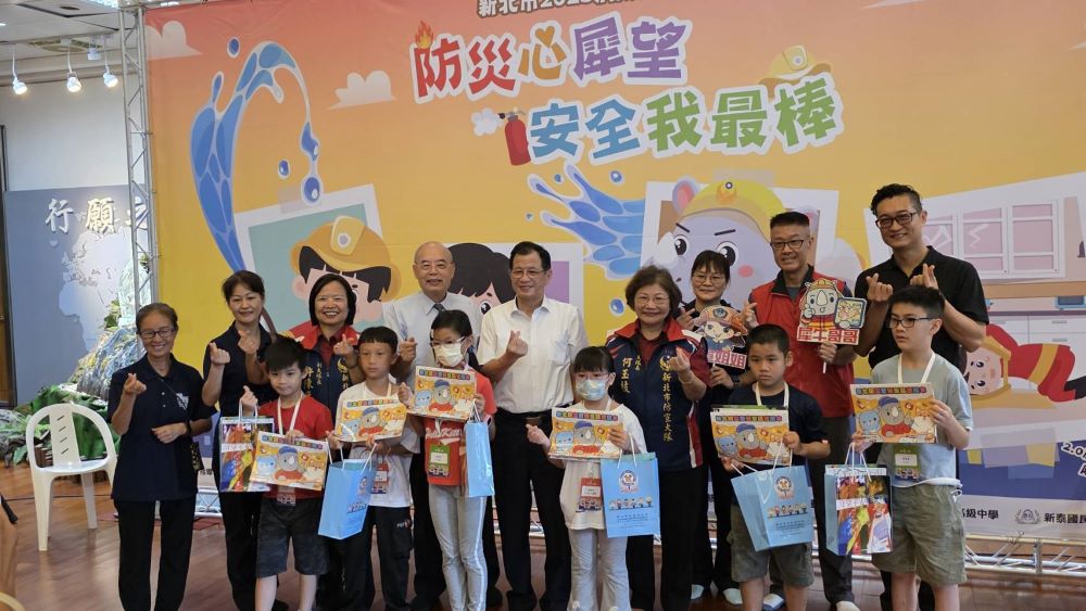 防災安全從小紮根 新北消兒童消防夏令營寓教於樂 1 《圖說》消防局長陳崇岳〈中〉、政風室主任林三龍〈後排右二〉、第一大隊長羅凱文〈後排右一〉與來賓快樂合影。〈第一大隊提供〉