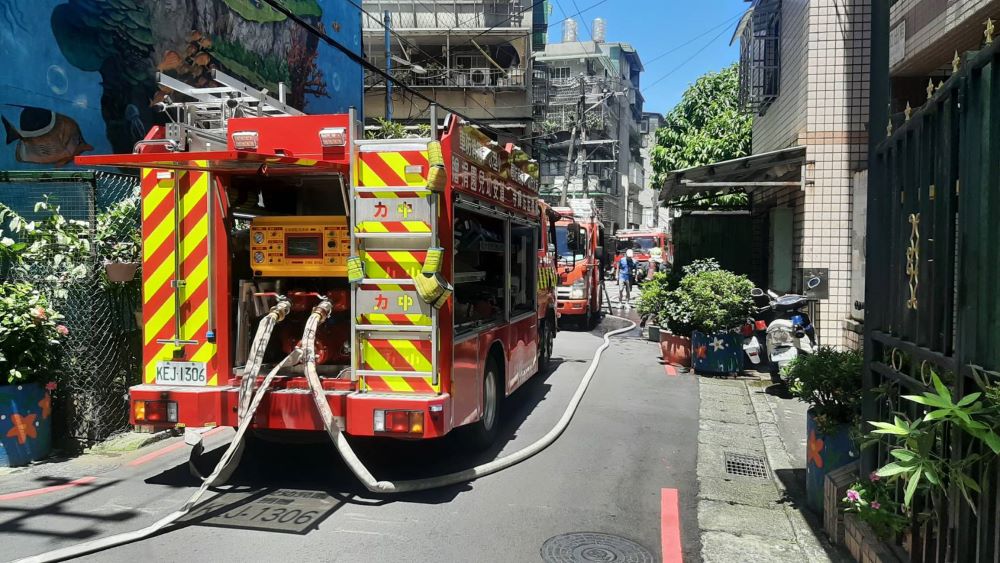 《圖說》新北消呼籲發生火警時應立即撥打119報案電話並大聲呼救及迅速逃生。〈第一大隊提供〉