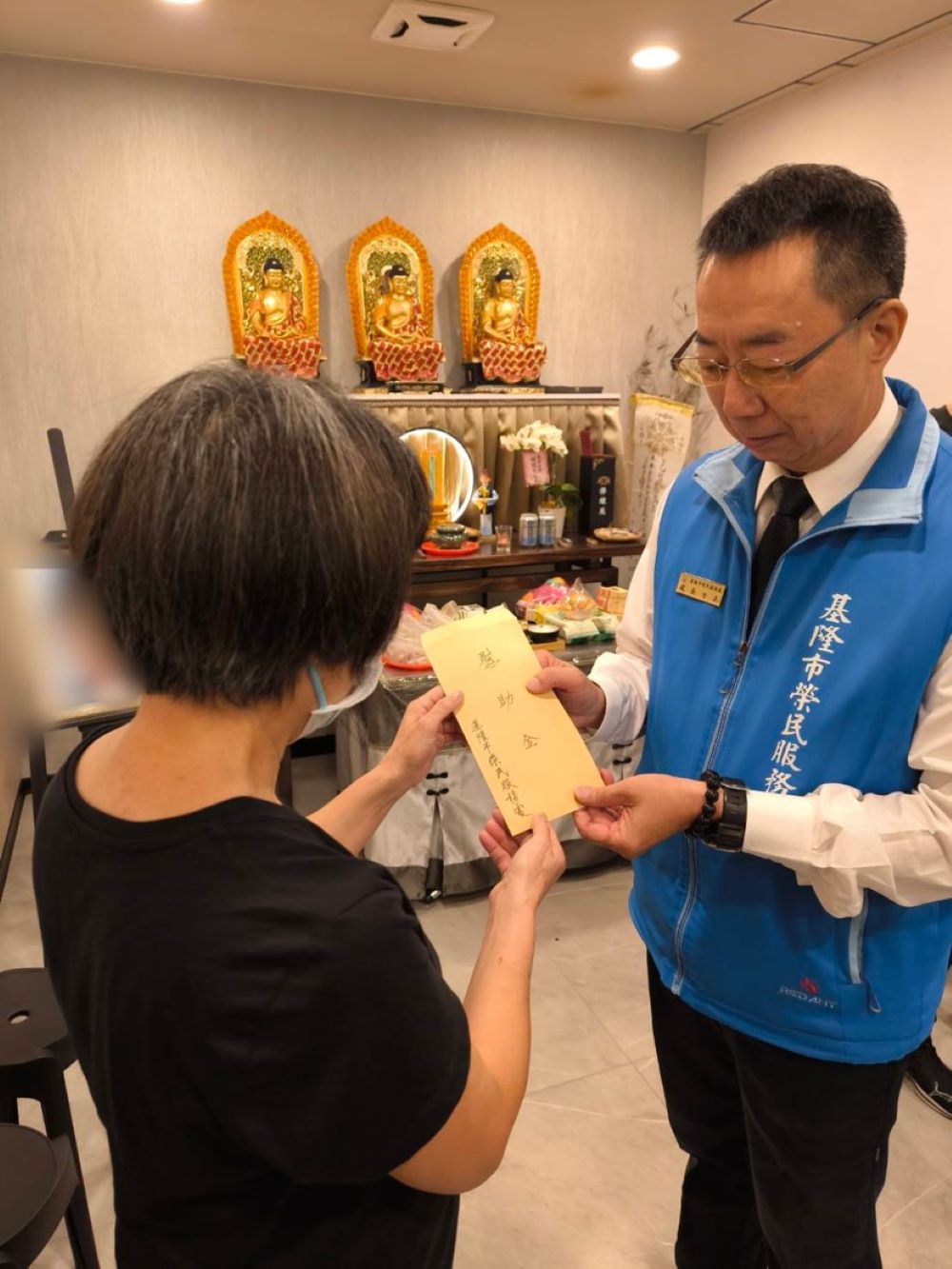 《圖說》基隆市榮民服務處長方正偕團隊慰問洪姓榮民家屬，致發急難救助金，表達輔導會及榮服處不捨及關懷慰問之意。〈基隆榮服處提供〉